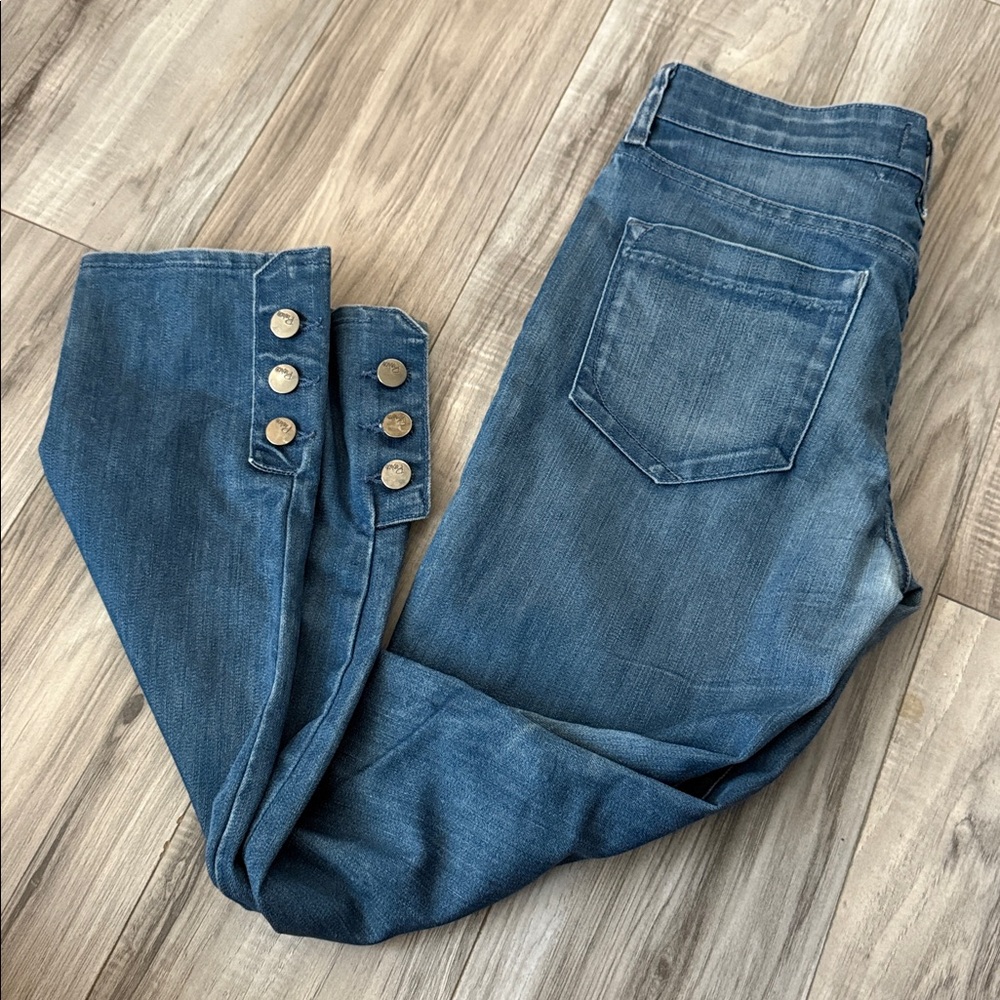 Stylish Blue Denim Crop Jeans with Button Detail